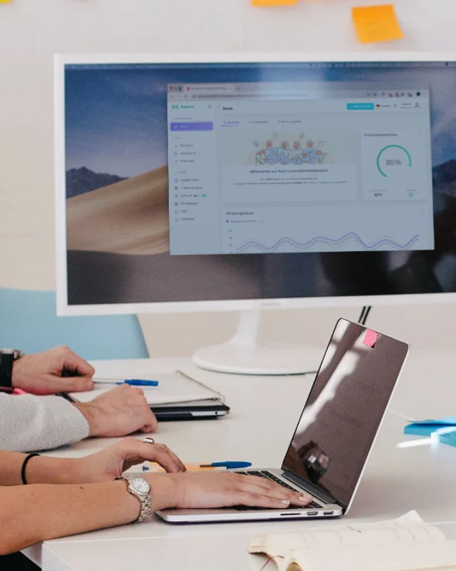 Team schaut gemeinsam auf das Kiwimo-Dashboard